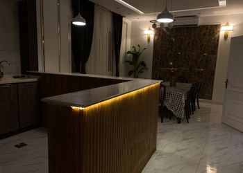 شاليه بجلسة تطل على مسبح خارجي 