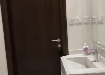 شاليه بجلسة خارجية على مسبح
