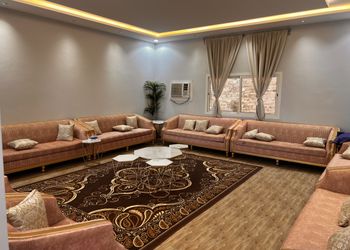 استراحة بجلسة وملعب كرة قدم