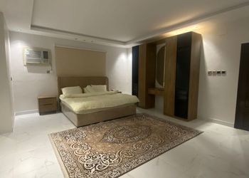 استديو بسرير ماستر وأثاث مريح 