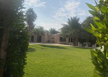 استراحة بمسبح وجلسة خارجية 