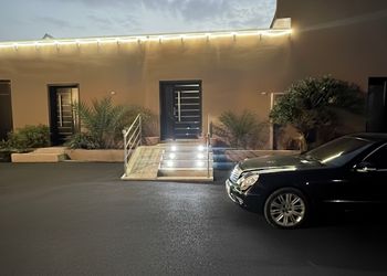 شاليه بمسطح اخضر وجلسة خارجية 