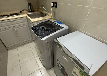 استديو بأثاث مريح وبسيط 