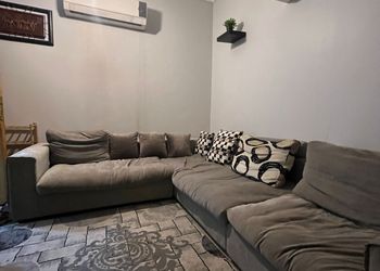 شقة بصالة مريحة وغرفتين نوم 