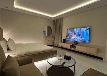 استديو بأثاث مريح وبسيط 