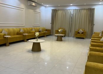 شاليه بجلسة تطل على مسبح خارجي 