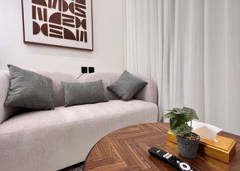استديو بأثاث مريح وبسيط 22