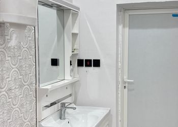 استديو بسرير ماستر وجلسة مريحة 