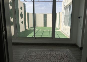 شقة بصالة وغرفة نوم وبأثاث مريح