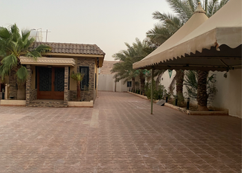 مزرعة بملعب طائره والعاب اطفال  