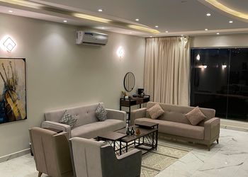 شاليه بمسبح خارجي ومسطح اخضر