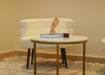 شقة بدخول ذاتي وصالة أنيقة 