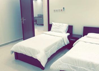 شاليه بمسبح ومسطح اخضر