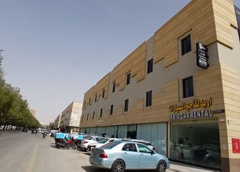 استديو بأثاث مريح وبسيط 