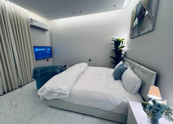 استديو باثاث مريح وبسيط 
