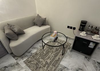 استديو هادئ بدخول ذاتي