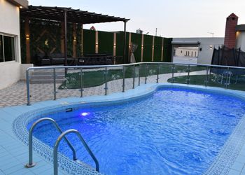 شاليه بجلسة تطل على مسبح خارجي 