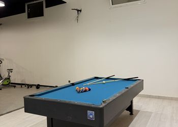 استديو بأثاث مريح وبسيط 