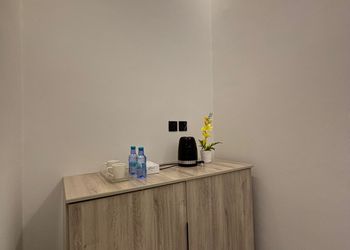 استديو بسرير ماستر وأثاث مريح 