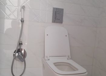 شاليه بجلسة خارجية ومسطح اخضر