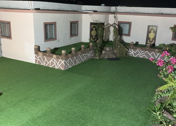شاليه بمسبح خارجي ومسطح اخضر