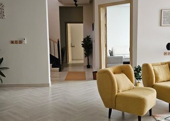شالية بجلسة خارجية مطله على المسبح
