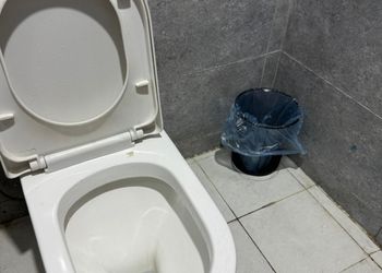 غرفة بسرير مفرد واثاث بسيط