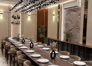 شاليه بجلسة خارجية ومجالس واسعه