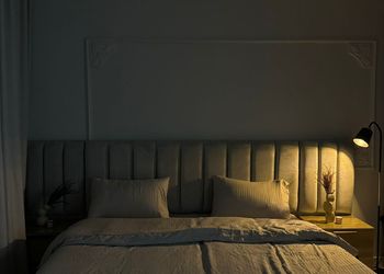 استديو بتصميم هادئ وسرير مريح 