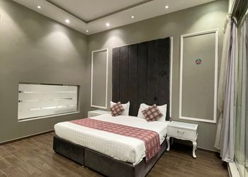 شاليه بمسطح اخضر ومسبح