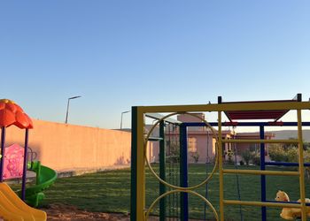 استراحة بجلسة خارجية ومسطح اخضر