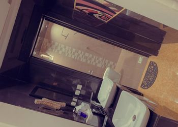 شاليه بمسبح خارجي ومسطح اخضر