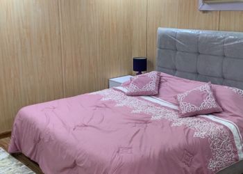 كرفان بجلسة خارجية داخل مزرعة