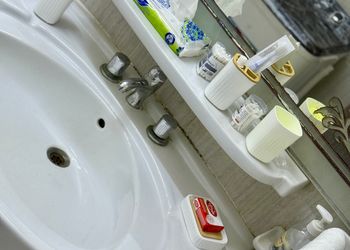 شقة بغرفة معيشة وغرفتين نوم 