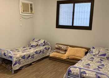 شقة بغرفة معيشة وغرفتين نوم 