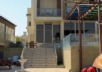 منتجع فندقي باطلاله على البحر 