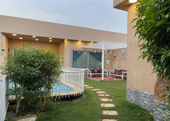 شاليه بجلسة خارجية ومسبح خارجي
