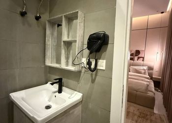 شقة بصالة أنيقة ودخول ذاتي 