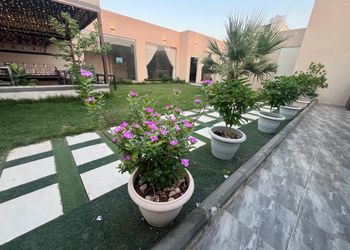 شاليه بجلسة خارجية ومسطح اخضر