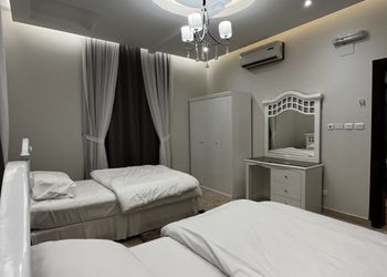 شاليه بمسطح اخضر ومسبح