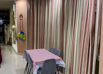 مزرعة بمسطحات خضراء وجلسة خارجية