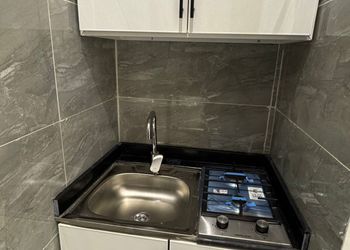 استديو بأثاث مريح وبسيط 