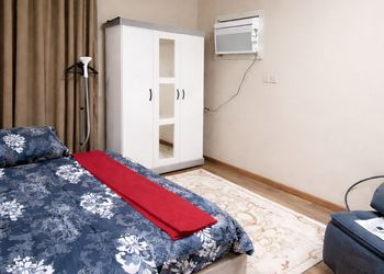 شقة بغرفة معيشة وغرفتين نوم 