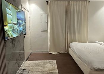 استديو بأثاث مريح وبسيط 