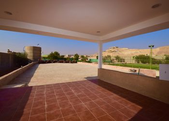 استراحة بجلسة خارجية ومسطح اخضر
