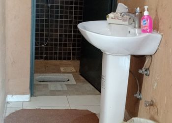 شاليه بمسطح اخضر و مسبح