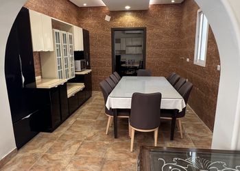 استراحة بمسطح اخضر والعاب اطفال