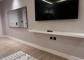 استديو بأثاث مريح وبسيط 