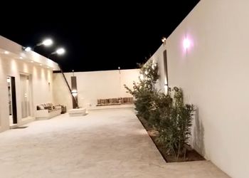 شاليه بجلسة خارجية وموقد حطب