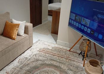 استديو بأثاث مريح وبسيط 